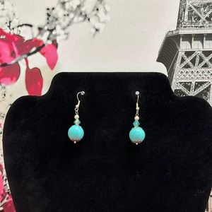 Gold tone earring with blue pearl
